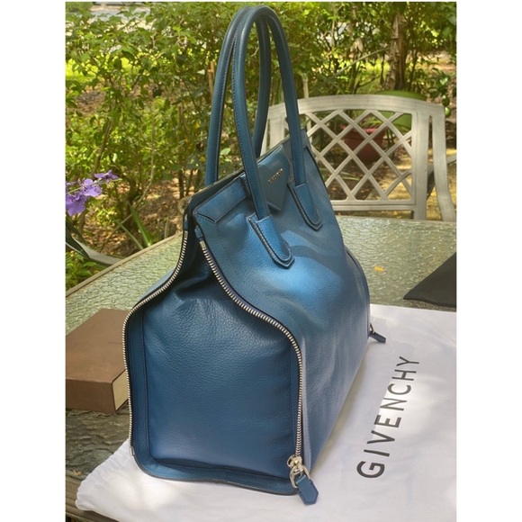 GORGEOUS blue Givenchy shoulder bag - Picture 4 of 15